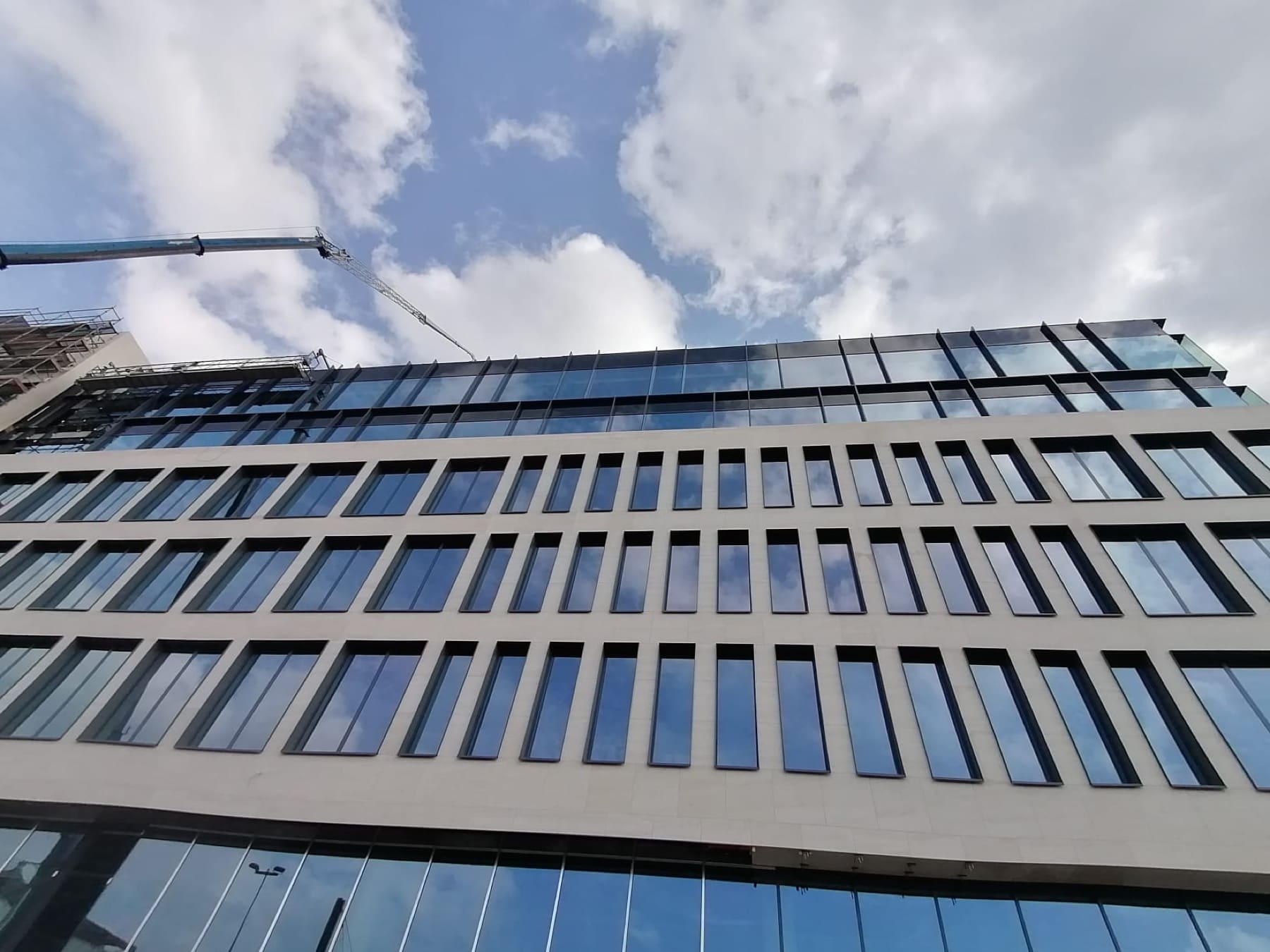 Attique sur brique — Levage à la grue