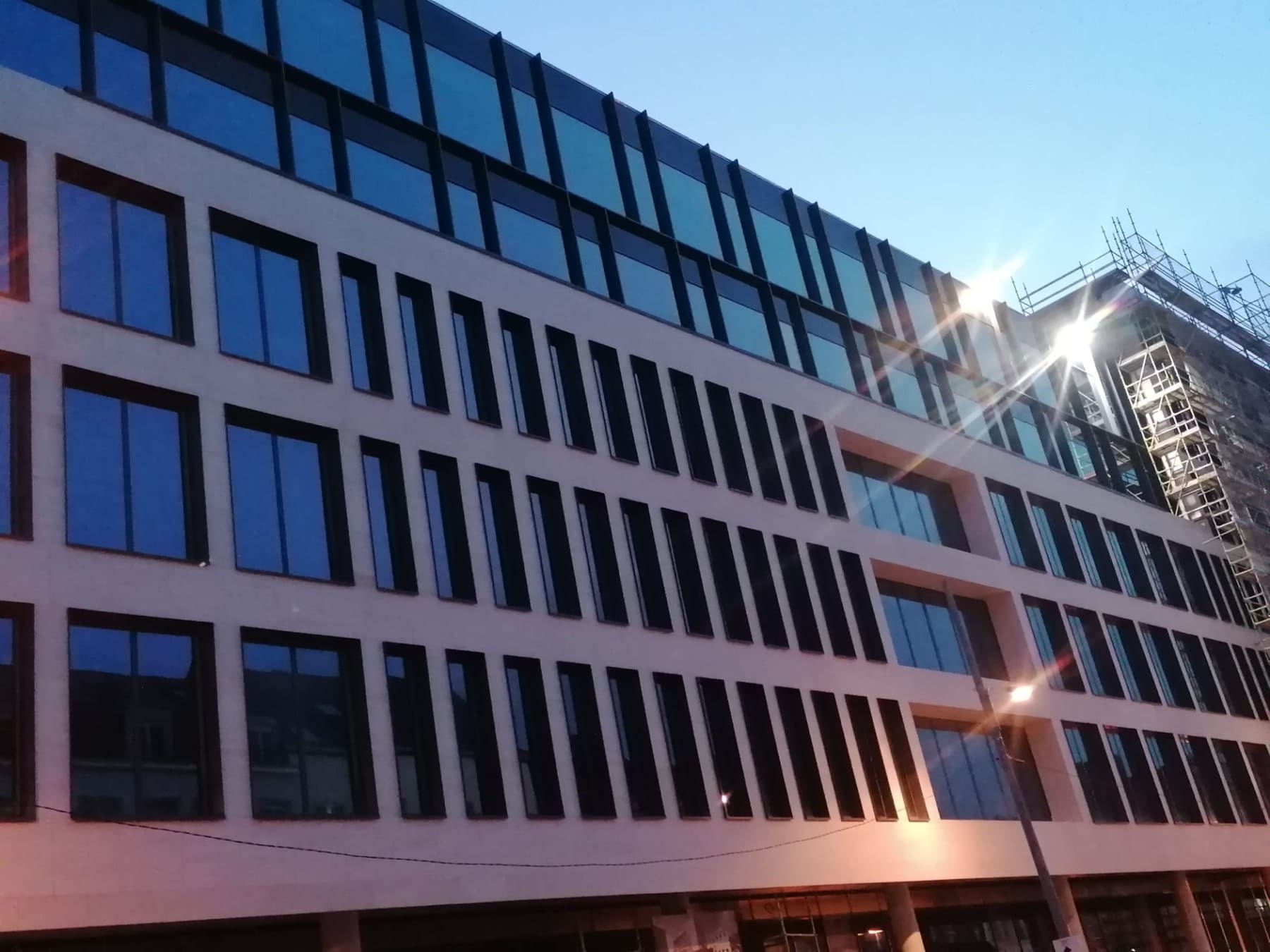 Attique sur brique — Ouverture acier